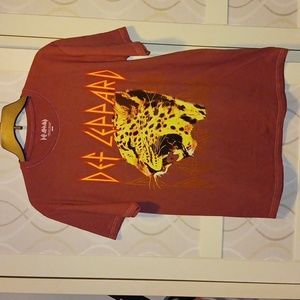 NWOT DEF LEPPARD 2023 T-Shirt 100% Cotton Dusty Rose White Stitching